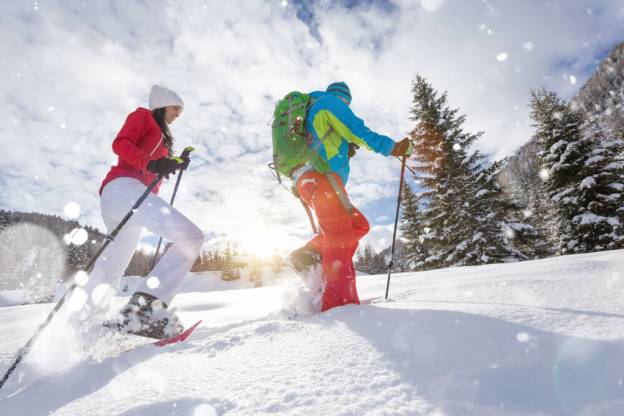 Romantic things to Do in Leavenworth During Winter: A romantic couple enjoys Nordic skiing in Leavenworth, WA.