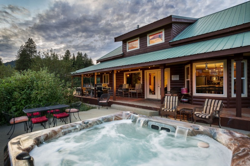 An exterior view of one of many family vacation rentals from NW Comfy Cabins.